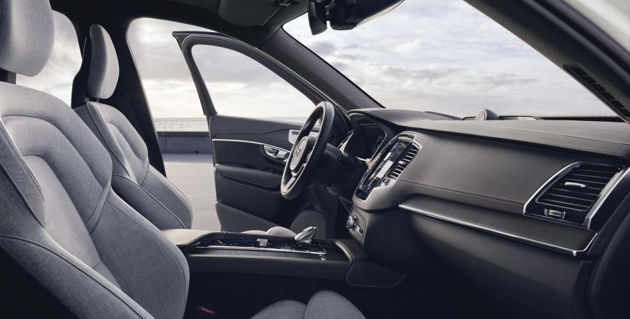 Интерьер Volvo XC90 T8 Twin Engine Inscription 2019 года  (WW) (фото 21 из 23)